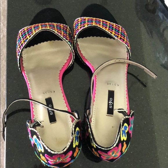 Pakistani Stylo Embroidered shoes - Picture 1 of 4